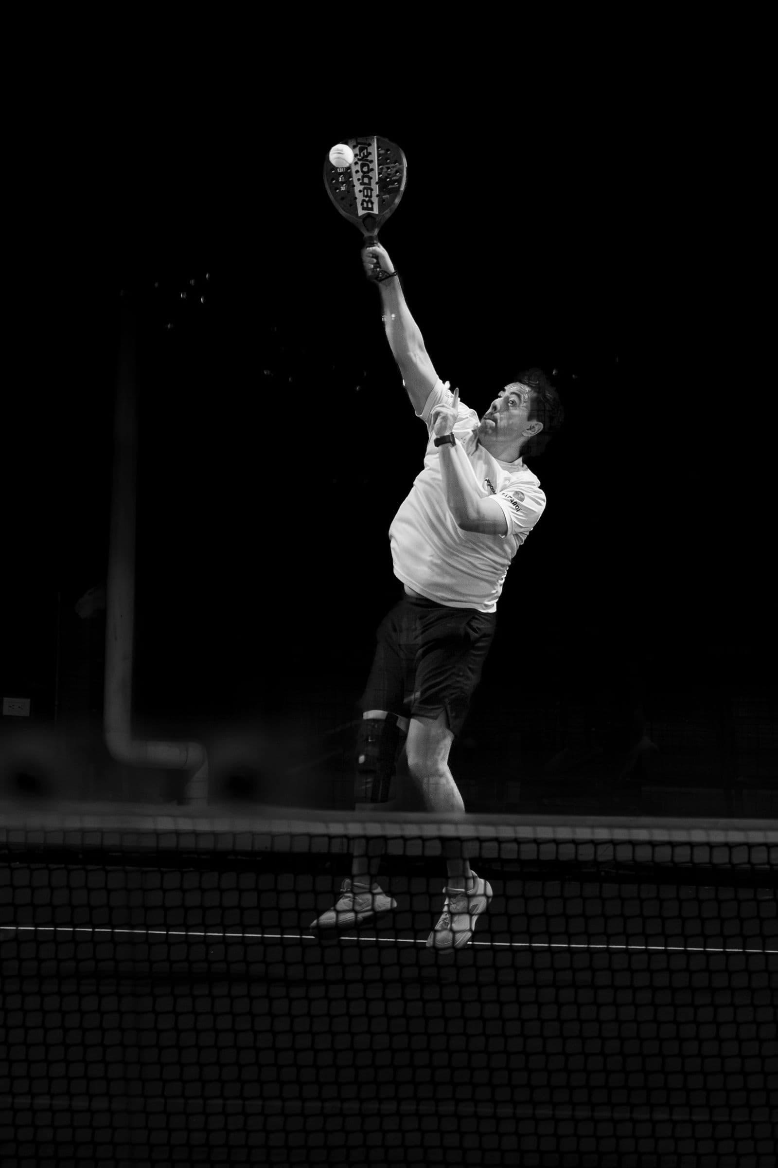 Padel-Spielszene in Schwarz-Weiß