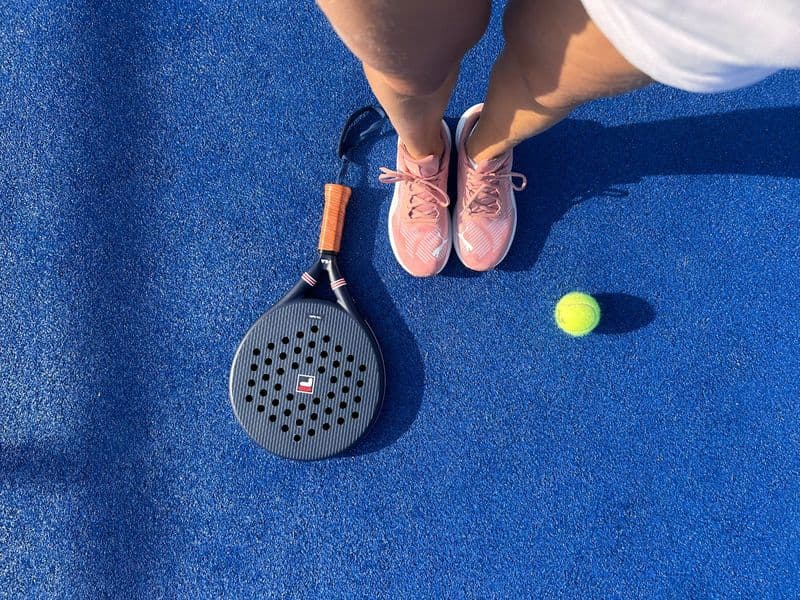 Padel-Ausrüstung von oben: Schläger, Schuhe und Ball