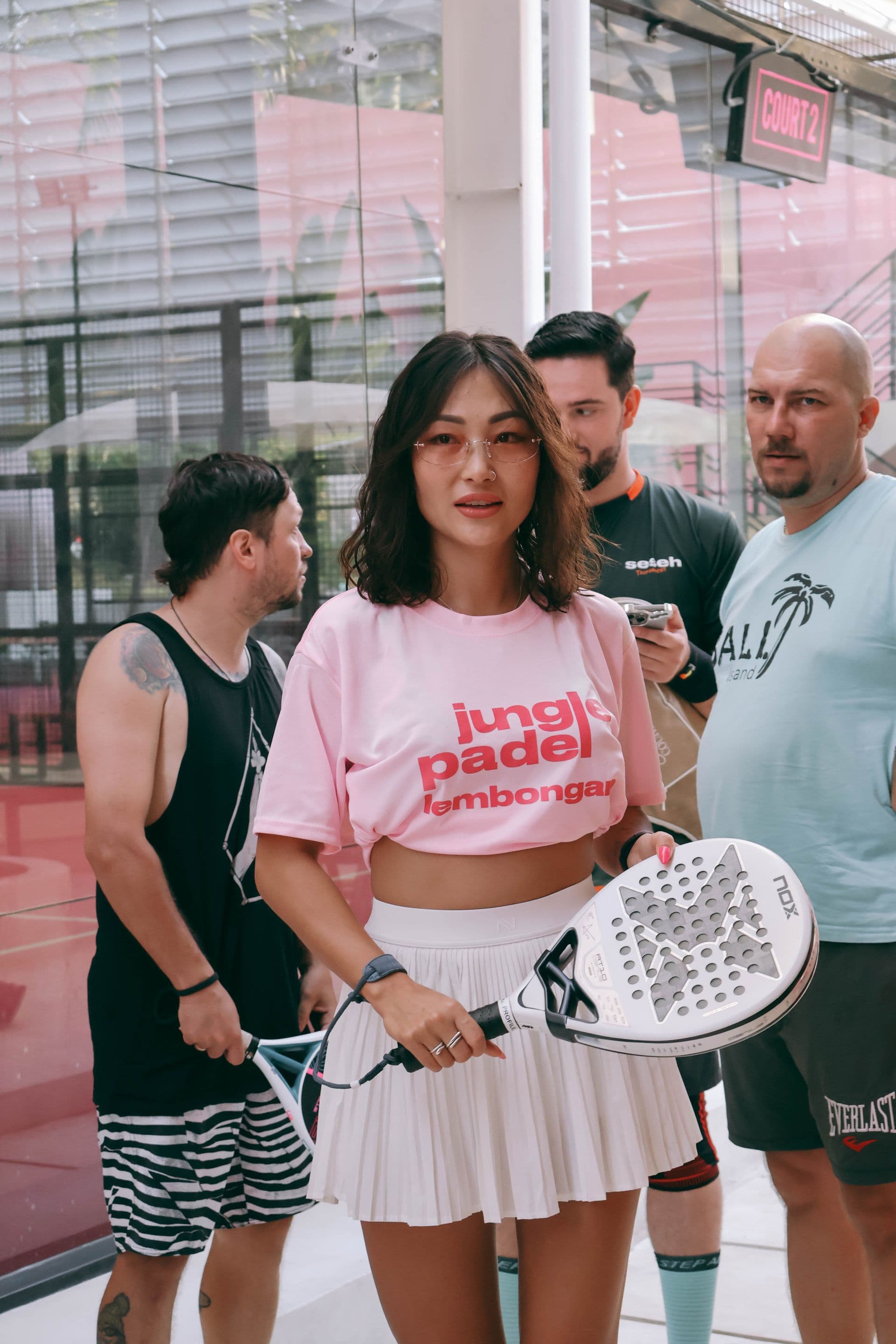 Gruppe von Spielerinnen und Spielern nach einem Padel-Match